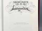 un livre ouvert avec un titre en noir et blanc