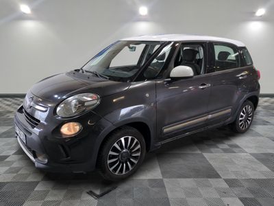 la petite voiture est garée sur un sol en damier dans le garage
