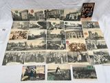 plusieurs vieilles photographies en noir et blanc de personnes et de bâtiments sur une table