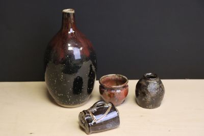 trois vases posés sur une table l'un à côté de l'autre