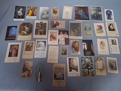 beaucoup de vieilles cartes postales sur la table