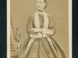 une vieille photo d'une femme en robe longue