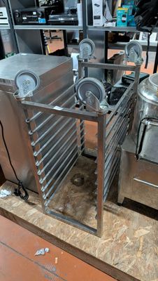 une machine posée sur une table dans une pièce