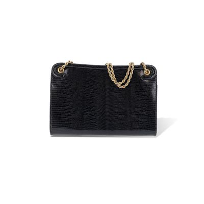 un sac à main en peau de serpent noir avec des anses en chaîne dorée