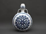 un vase bleu et blanc orné d'un motif de flocons de neige