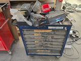 une boîte à outils en métal contenant de nombreux outils