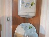 Vue depuis l'entrée d'une salle de bains équipée d'un lavabo et de toilettes