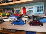 de nombreuses petites voitures sur une étagère dans un magasin de jouets