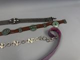 trois bracelets différents ornés d'un ruban violet sur un fond blanc