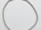 gros plan d'un bracelet sur une surface blanche