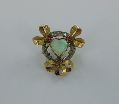 Coulant or serti d'une opale, de roses et de rubis.