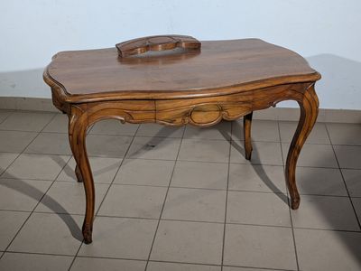 une table en bois sur laquelle est posé un bol