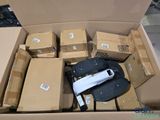 une boîte en carton remplie de boîtes et d'une télécommande
