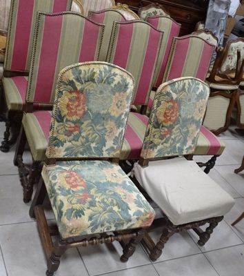 a lot of chairs that are sitting in a room