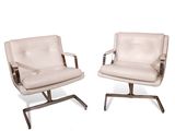 paire de fauteuils de salon avec revêtement en cuir et pieds chromés