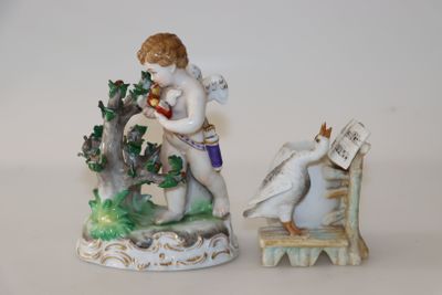 une figurine représentant un garçon avec un oiseau, assis sur un banc