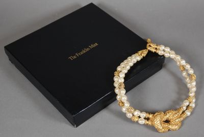FRANKLIN MINT Collier en perles baroques à décor de passemen…
