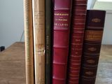 Plusieurs vieux livres sont empilés les uns sur les autres sur une table en bois
