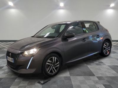 la voiture grise est garée sur un sol en damier dans le garage