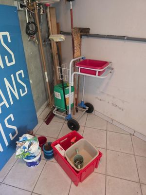 une photo d'une salle de bains avec des toilettes et une poubelle