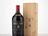 la bouteille de vin rouge se trouve à côté d'une caisse en bois