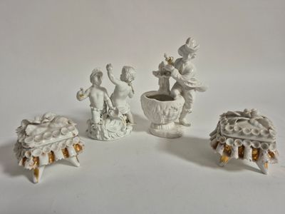 trois figurines assises côte à côte sur une table