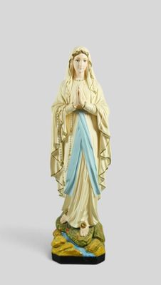 La statue de la Vierge Marie se dresse sur un rocher.