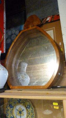 une étagère sur laquelle se trouvent un miroir, un vase et une assiette