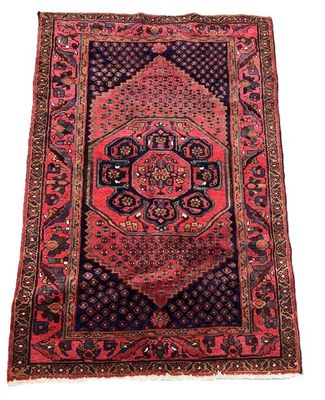 un tapis rouge et noir orné d'un médaillon