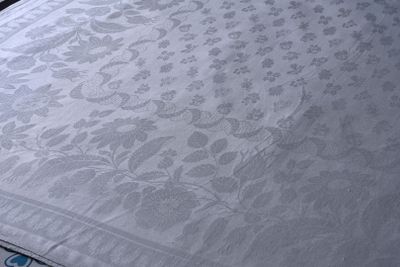 une nappe blanche ornée d'un motif floral