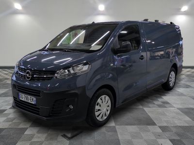la camionnette bleue est garée sur un sol à carreaux dans une pièce