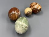 trois boules de marbre posées les unes à côté des autres sur une table