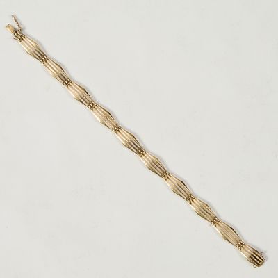 un bracelet en or sur fond blanc
