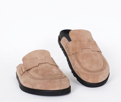 gros plan d'une paire de chaussures sur fond blanc