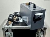 une petite boîte en métal contenant un objet métallique