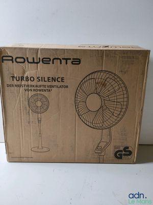 un ventilateur dans son emballage, posé sur une table