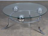 une table en verre sur laquelle se trouvent trois balles