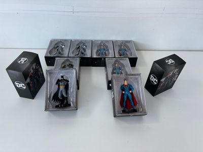 six figurines Batman dans la boîte