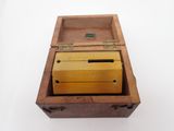une vieille boîte en bois contenant deux boîtes en bois