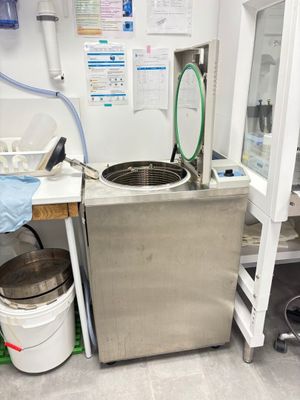 une photo d'une cuisine avec un évier et une machine à laver