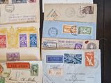 de nombreux types de timbres différents sur une feuille de papier