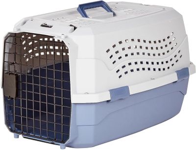 une cage de transport blanche et bleue avec une porte bleue