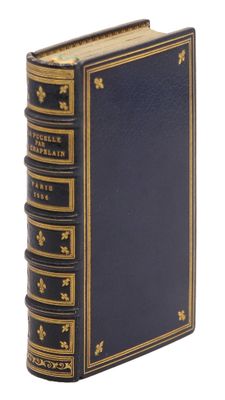 un livre noir orné de bordures dorées