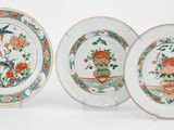 trois assiettes chinoises ornées de fleurs et d'oiseaux sur fond blanc