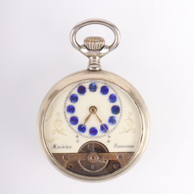 une image d'une montre de poche en gros plan sur fond blanc