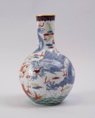 un vase orné d'un motif de dragon sur un fond blanc