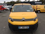 une camionnette jaune garée dans un parking