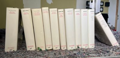 un grand nombre de livres posés sur une table