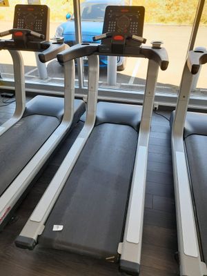 trois marches d'affilée dans une salle de sport