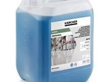 un gallon de liquide bleu posé sur une surface blanche